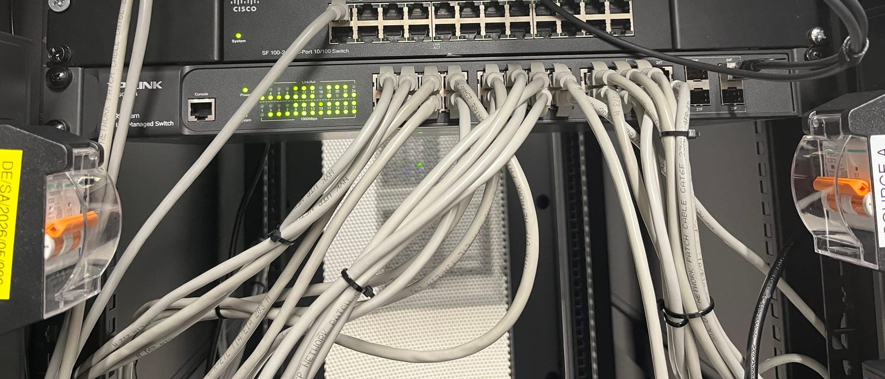 Switch jaringan dan patch cable pada rak Hyperion