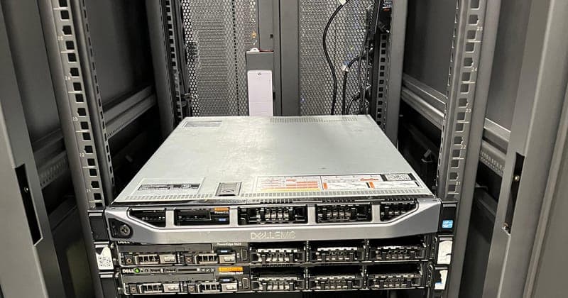 Rak server Dell PowerEdge milik Hyperion di dalam data center