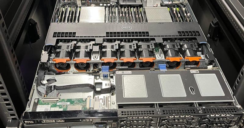 Server Dell PowerEdge dibuka untuk perawatan di dalam rak