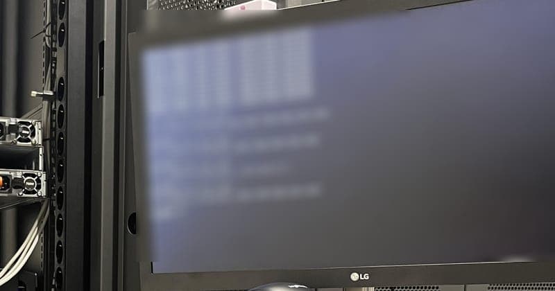 Monitor konsol server di sisi rak dalam ruang data center